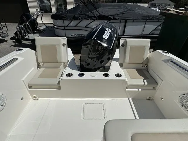 Slide: The Image of Boston Whaler 210 Vantage 2024 - 11