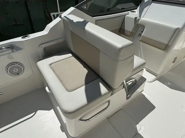 Slide: The Image of Boston Whaler 210 Vantage 2024 - 12