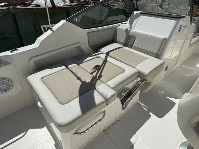 Slide: The Image of Boston Whaler 210 Vantage 2024 - 13