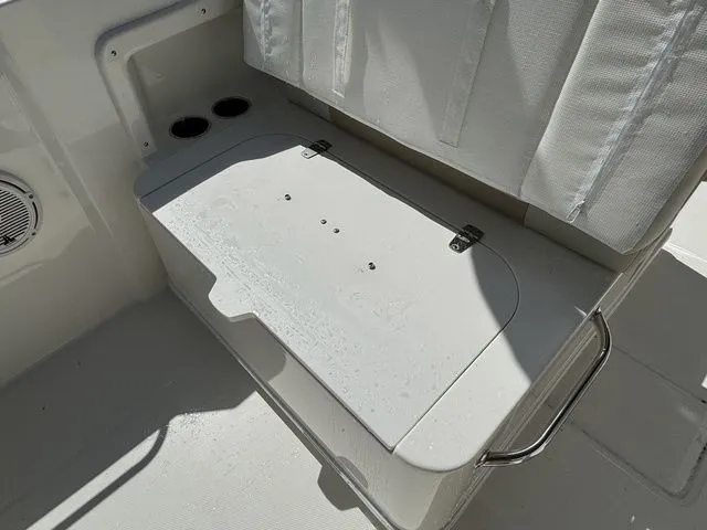 Slide: The Image of Boston Whaler 210 Vantage 2024 - 15