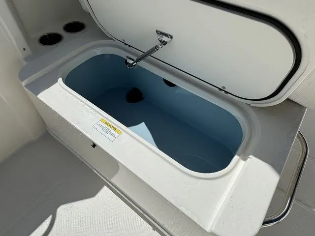 Slide: The Image of Boston Whaler 210 Vantage 2024 - 16