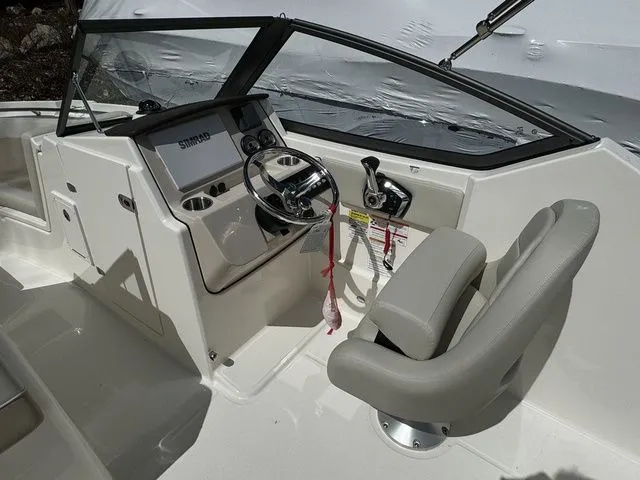 Slide: The Image of Boston Whaler 210 Vantage 2024 - 18