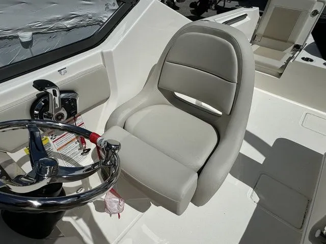 Slide: The Image of Boston Whaler 210 Vantage 2024 - 19