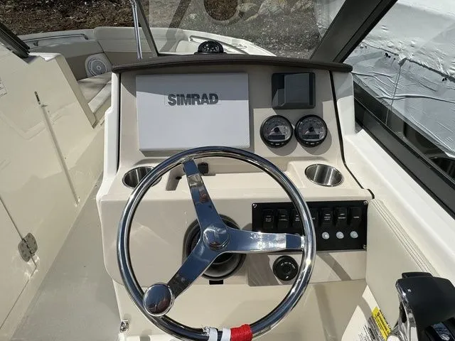 Slide: The Image of Boston Whaler 210 Vantage 2024 - 20