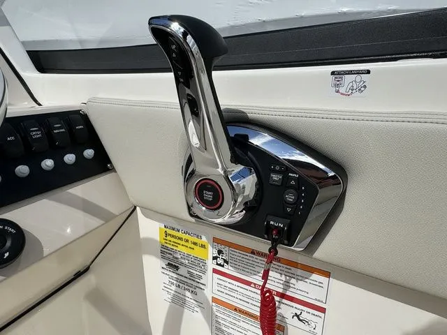 Slide: The Image of Boston Whaler 210 Vantage 2024 - 21