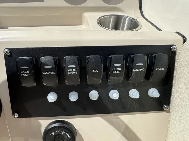 Slide: The Image of Boston Whaler 210 Vantage 2024 - 22