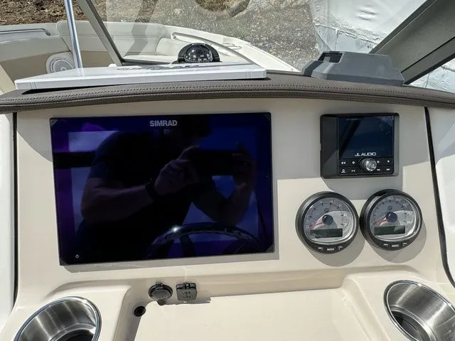 Slide: The Image of Boston Whaler 210 Vantage 2024 - 23