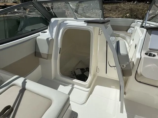 Slide: The Image of Boston Whaler 210 Vantage 2024 - 24