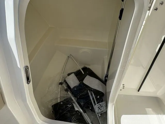 Slide: The Image of Boston Whaler 210 Vantage 2024 - 25