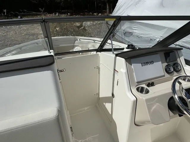 Slide: The Image of Boston Whaler 210 Vantage 2024 - 26