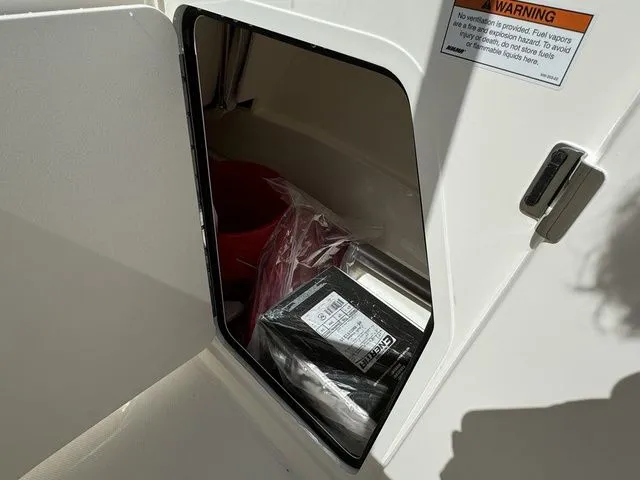 Slide: The Image of Boston Whaler 210 Vantage 2024 - 27