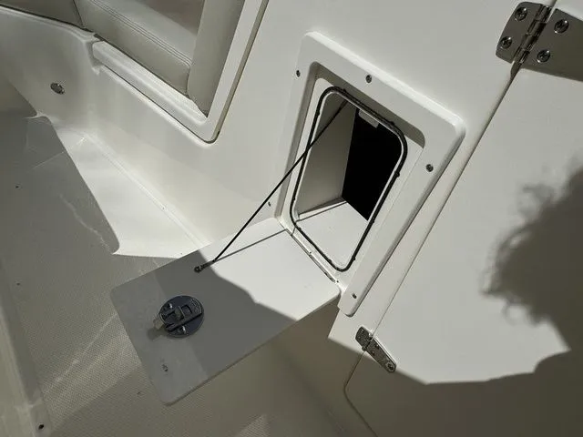 Slide: The Image of Boston Whaler 210 Vantage 2024 - 28