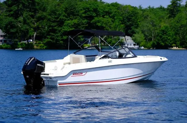 Slide: The Image of Boston Whaler 210 Vantage 2024 - 3