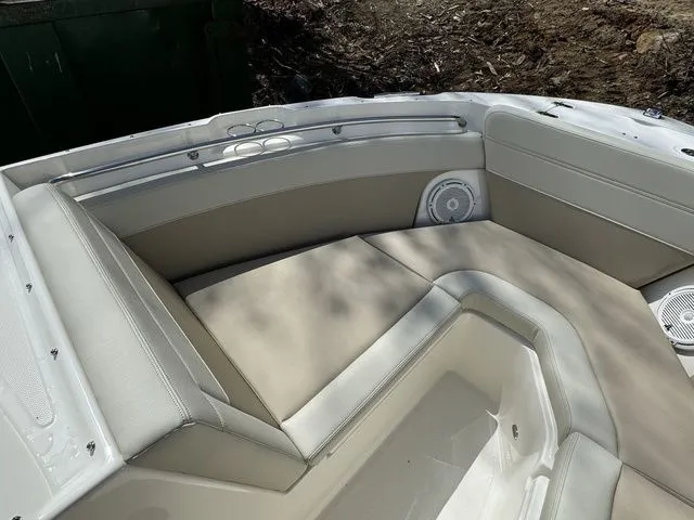 Slide: The Image of Boston Whaler 210 Vantage 2024 - 30