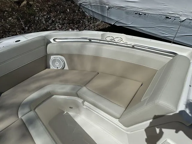 Slide: The Image of Boston Whaler 210 Vantage 2024 - 31