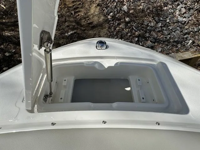 Slide: The Image of Boston Whaler 210 Vantage 2024 - 32