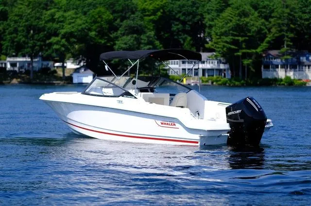 Slide: The Image of Boston Whaler 210 Vantage 2024 - 6