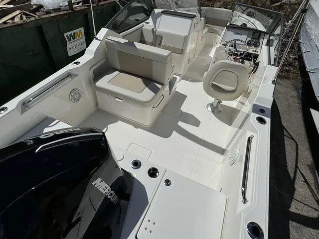 Slide: The Image of Boston Whaler 210 Vantage 2024 - 8