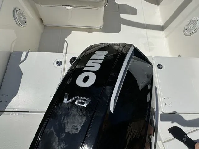 Slide: The Image of Boston Whaler 210 Vantage 2024 - 9