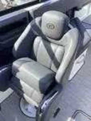 Slide: The Image of Cobalt R4 Outboard 2025 - 16