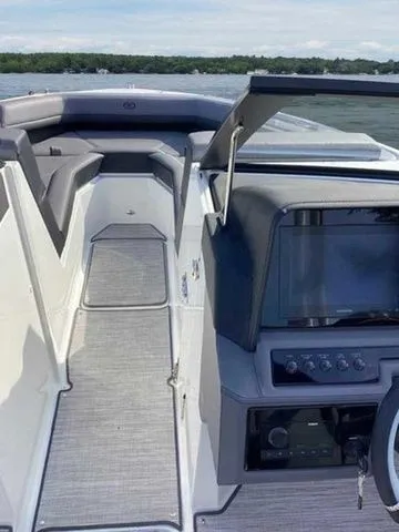 Slide: The Image of Cobalt R4 Outboard 2025 - 18