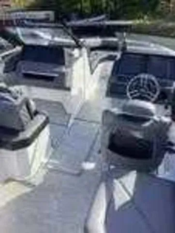 Slide: The Image of Cobalt R4 Outboard 2025 - 23