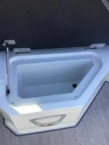 Slide: The Image of Cobalt R4 Outboard 2025 - 25