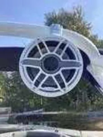 Slide: The Image of Cobalt R4 Outboard 2025 - 30