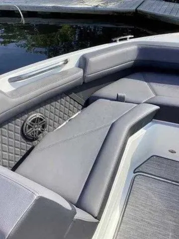 Slide: The Image of Cobalt R4 Outboard 2025 - 35