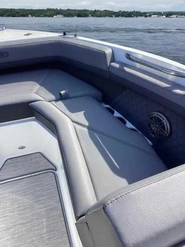 Slide: The Image of Cobalt R4 Outboard 2025 - 8