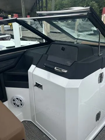 Slide: The Image of Cobalt R6 Outboard 2023 - 7