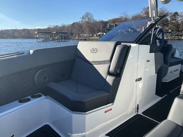 Slide: The Image of Cobalt R8 Surf 2025 - 11