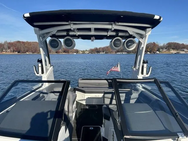 Slide: The Image of Cobalt R8 Surf 2025 - 9