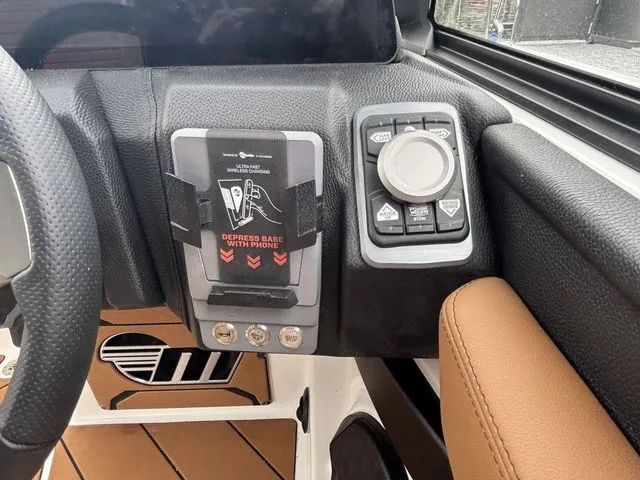 Slide: The Image of Malibu Wakesetter 23 LSV 2025 - 10