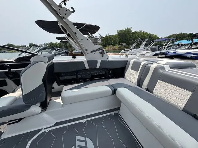 Slide: The Image of Malibu Wakesetter 22 MXZ 2025 - 6