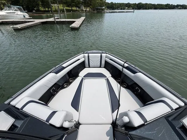 Slide: The Image of Malibu Wakesetter 25 LSV 2025 - 11