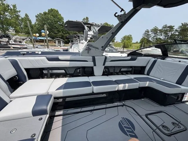 Slide: The Image of Malibu Wakesetter 25 LSV 2025 - 5