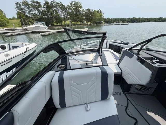 Slide: The Image of Malibu Wakesetter 25 LSV 2025 - 7