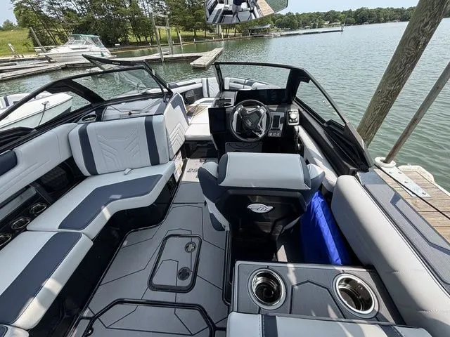 Slide: The Image of Malibu Wakesetter 25 LSV 2025 - 8
