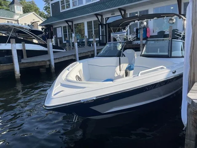 Slide: The Image of MasterCraft XT23 2021 - 12