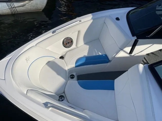 Slide: The Image of MasterCraft XT23 2021 - 13