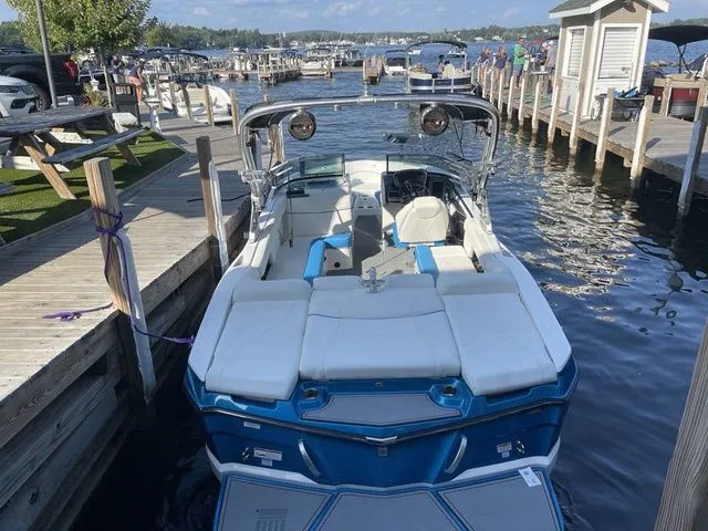 Slide: The Image of MasterCraft XT23 2021 - 2