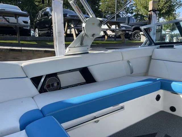 Slide: The Image of MasterCraft XT23 2021 - 6