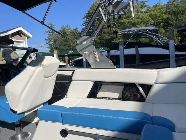 Slide: The Image of MasterCraft XT23 2021 - 7