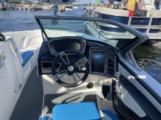 Slide: The Image of MasterCraft XT23 2021 - 9