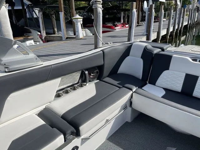 Slide: The Image of MasterCraft X24 2019 - 10