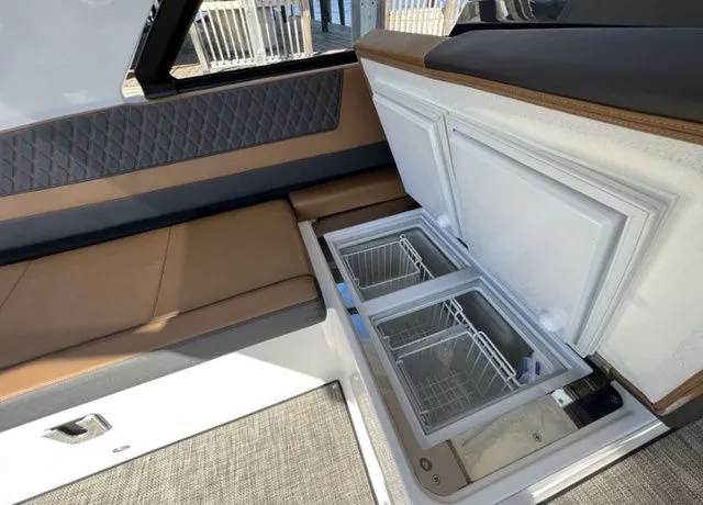 Slide: The Image of Cobalt R35 Outboard 2024 - 11