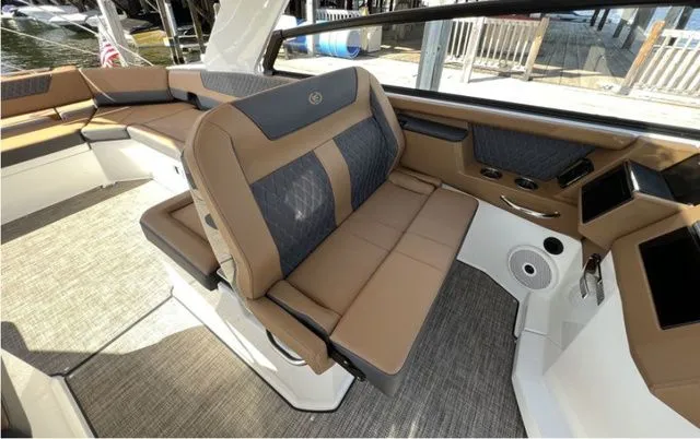 Slide: The Image of Cobalt R35 Outboard 2024 - 15