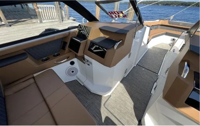 Slide: The Image of Cobalt R35 Outboard 2024 - 16