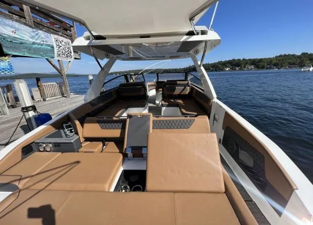 Slide: The Image of Cobalt R35 Outboard 2024 - 8